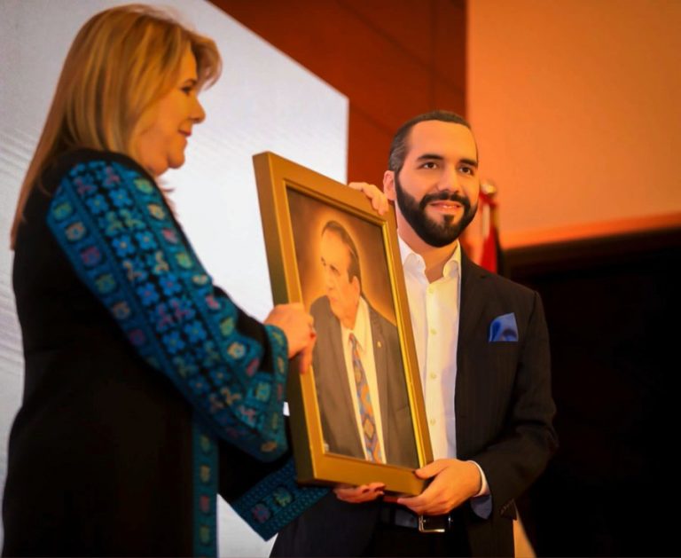 Presidente Nayib Bukele participa en homenaje a su padre Dr. Amando Bukele por su legado a El