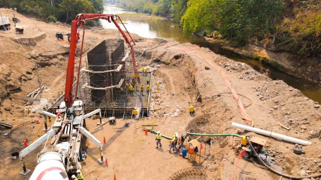 Avanza construcción de puente sobre el