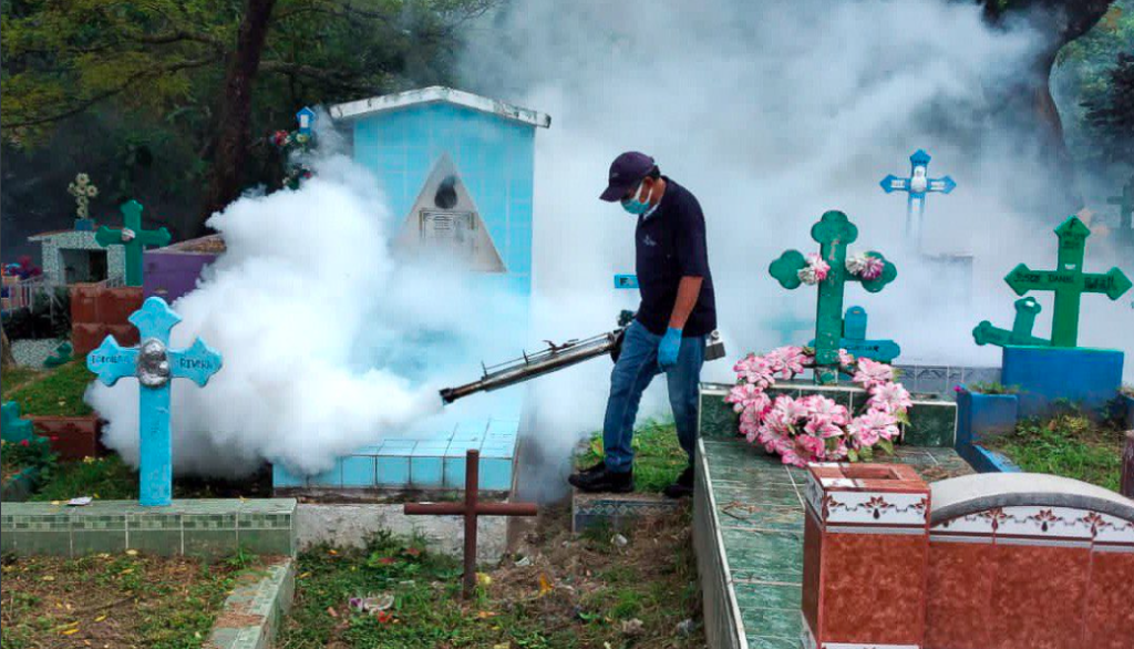 MINSAL Fumiga Camposantos Para Evitar Contagios De Dengue Zika Y 