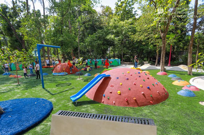 Parque Infantil con Panel de Actividades y Canasta Asalvo